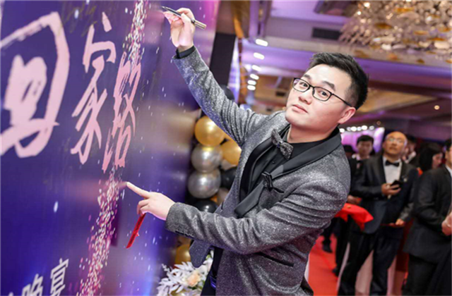 【高光“疫”事】勇敢逆行的特殊“网约车”——尊龙时凯90后，用信念打通生命运输线